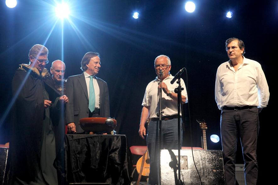 Noche de San Juan 2016 - Imagen del alcalde García de Vinuesa y actores en el escenario.
