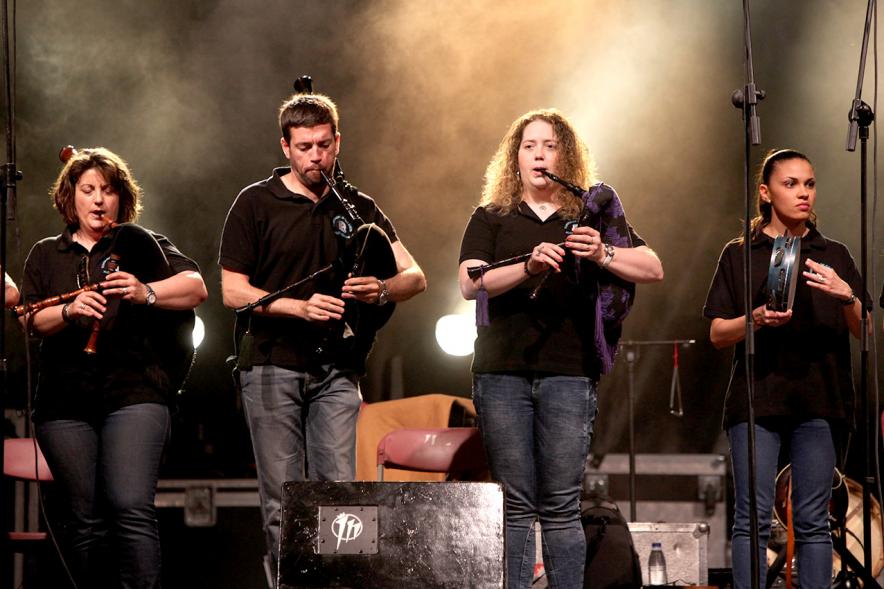 Noche de San Juan 2016 -  Imagen de un grupo musical en el escenario.