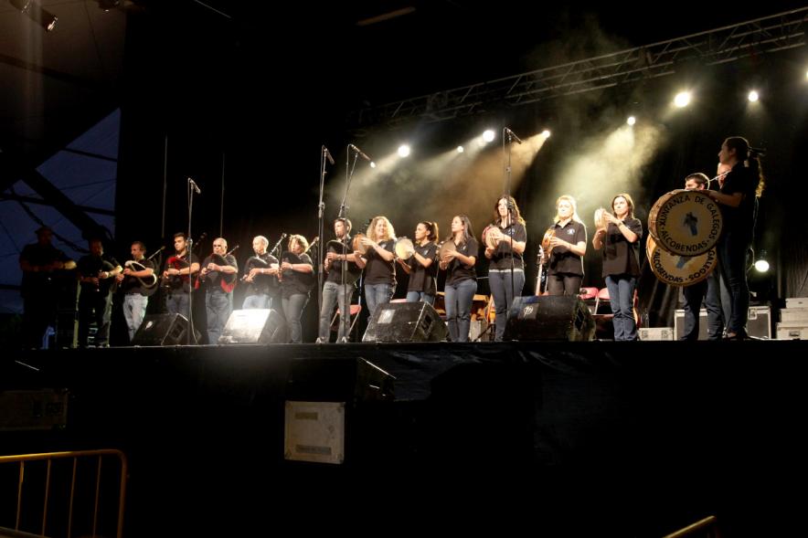 Noche de San Juan 2016 -  Imagen de un grupo musical en el escenario.