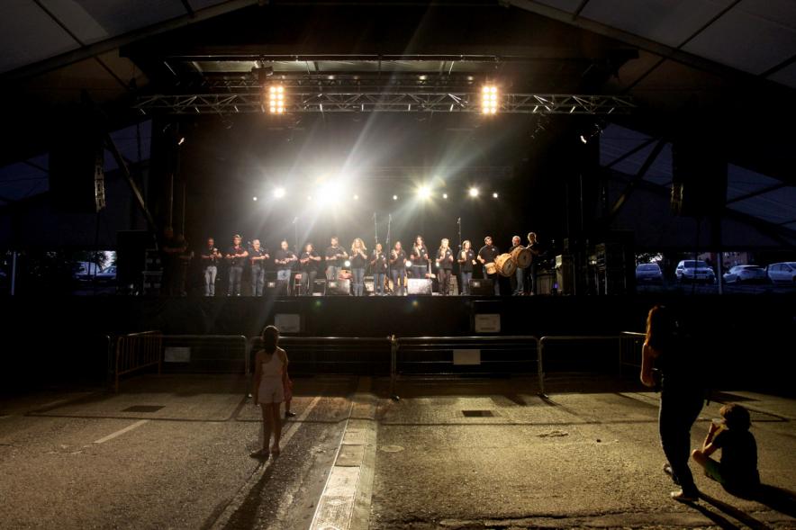 Noche de San Juan 2016 -  Imagen de un grupo musical en el escenario.