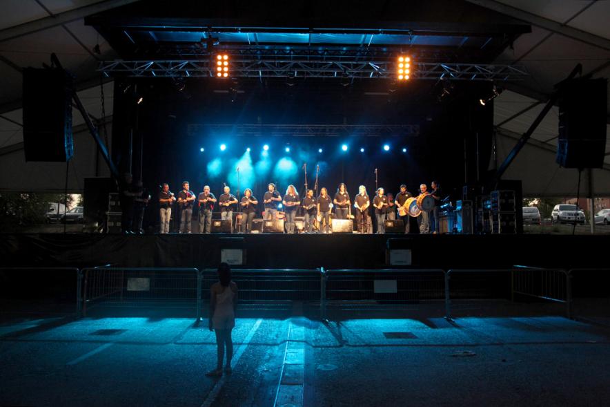 Noche de San Juan 2016 -  Imagen de un grupo musical en el escenario.