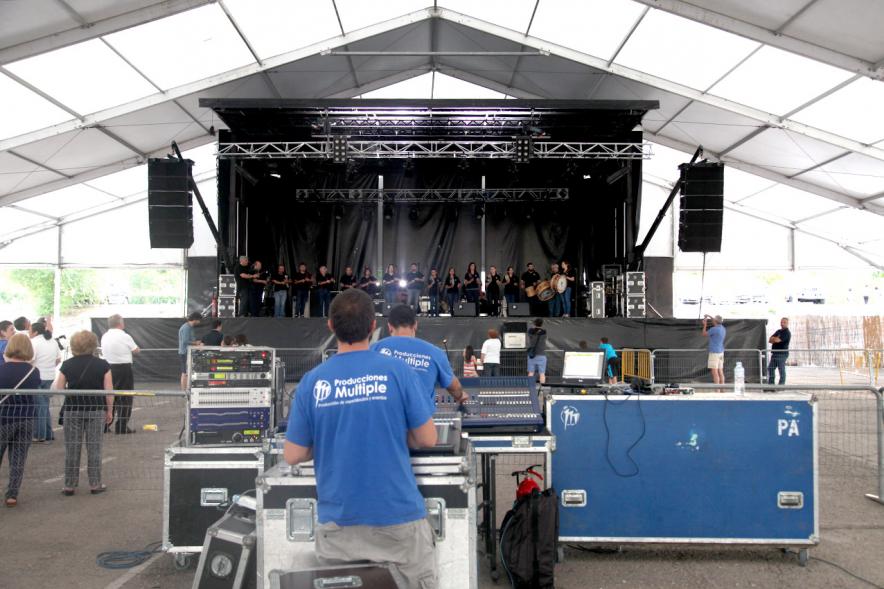 Noche de San Juan 2016 -  Imagen de un grupo musical en el escenario.
