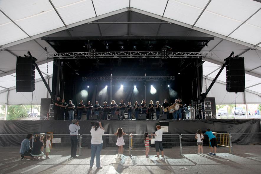 Noche de San Juan 2016 - Imagen de un grupo musical en el escenario.