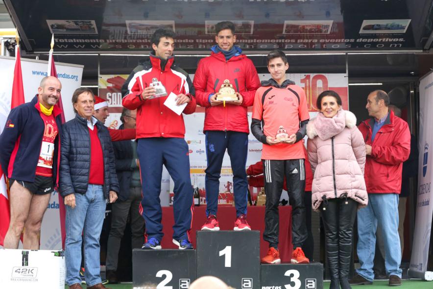 San Silvestre 2017 - Imagen de los ganadores en el pódium con sus trofeos.