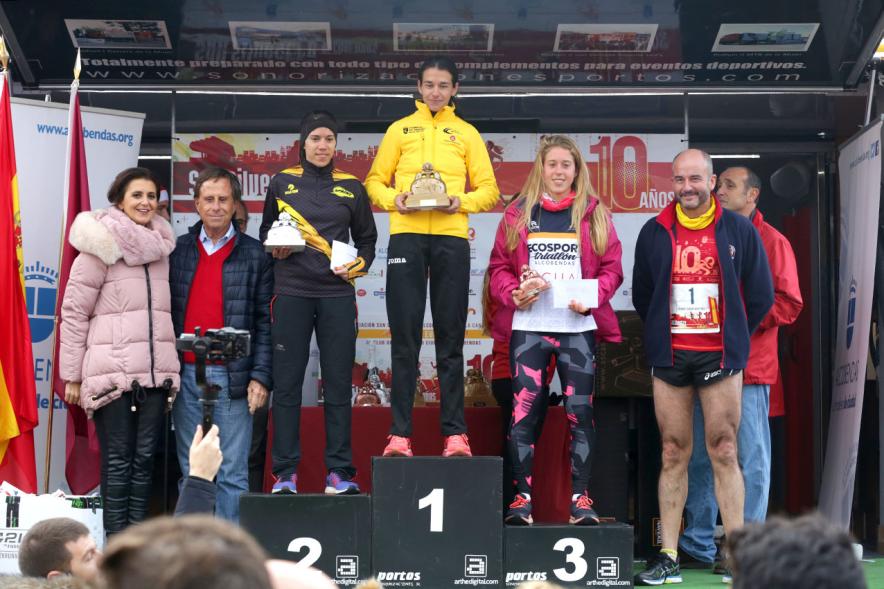 San Silvestre 2017 - Imagen de las ganadoras en el pódium con sus trofeos.
