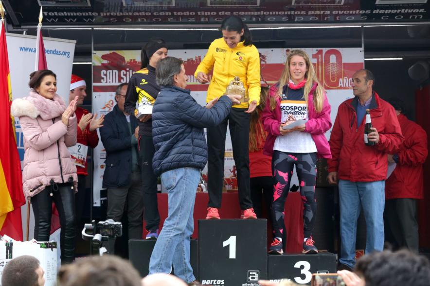 San Silvestre 2017 - imagen del alcalde García de Vinuesa entregando los premios a las ganadoras.