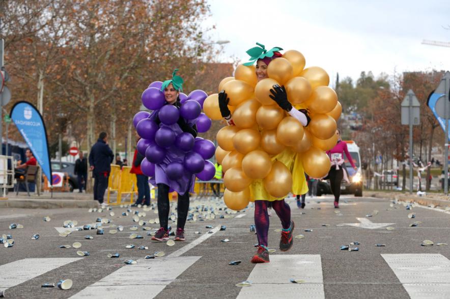 San Silvestre 2017 - Imagen de corredores disfrazados en un momento de la carrera.