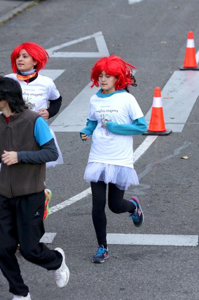 San Silvestre 2017 - Imagen de corredoras disfrazadas en un momento de la carrera.