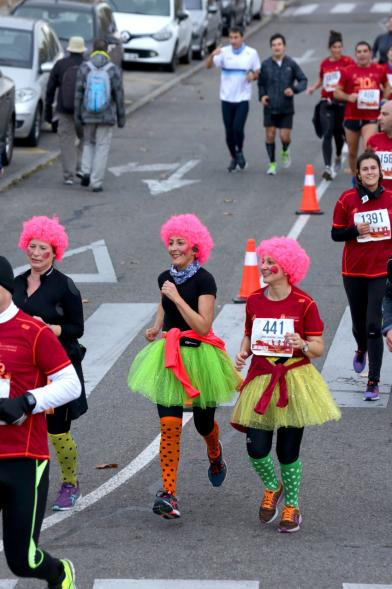 San Silvestre 2017 - Imagen de corredoras disfrazadas en un momento de la carrera.