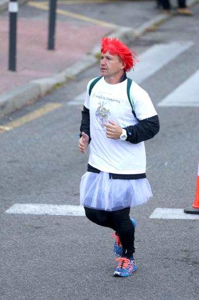 San Silvestre 2017 - Imagen de un  corredor disfrazado en un momento de la carrera.