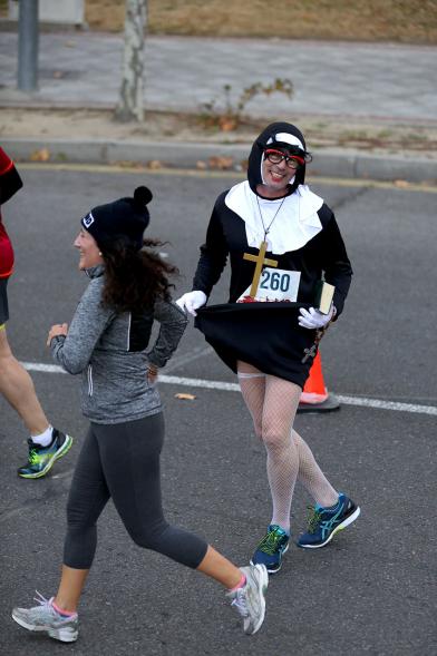 San Silvestre 2017 - Imagen de corredores disfrazados en un momento de la carrera.