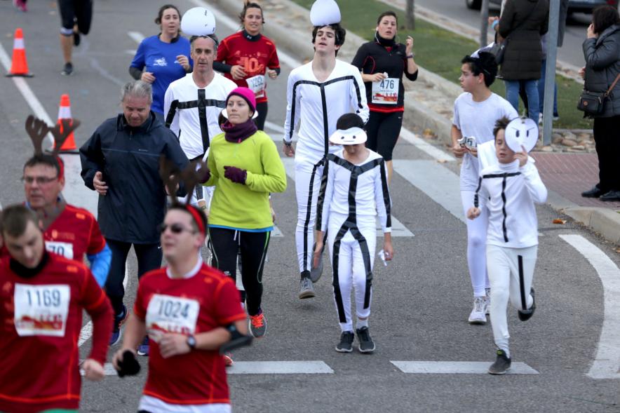 San Silvestre 2017 - Imagen de corredores disfrazados en un momento de la carrera.