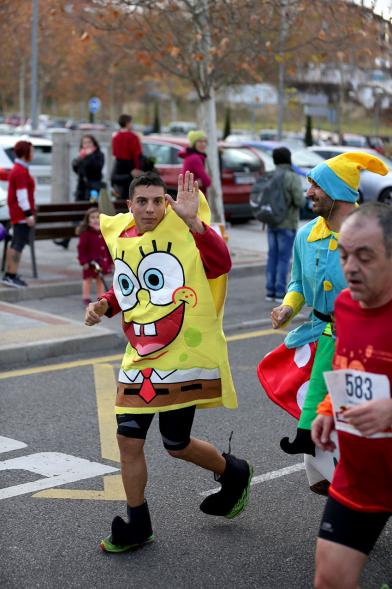 San Silvestre 2017 - Imagen de un  corredor disfrazado en un momento de la carrera.