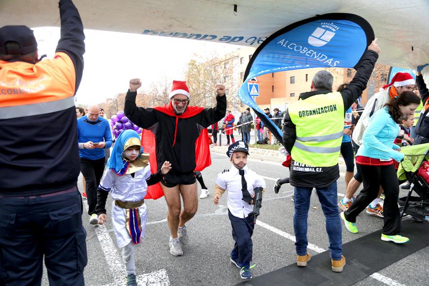 San Silvestre 2017 - Imagen de corredores disfrazados en un momento de la carrera.