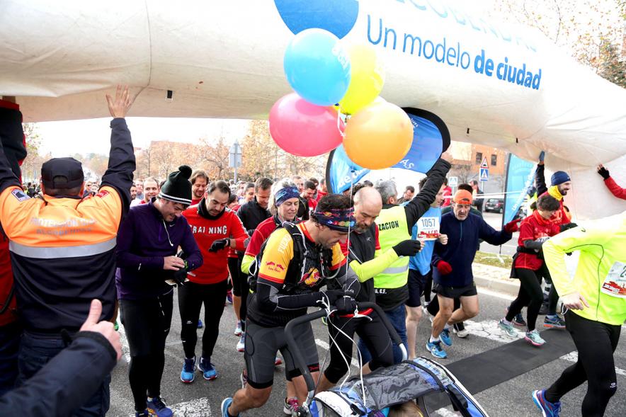 San Silvestre 2017 - Imagen de corredores disfrazados a la salida de la carrera.