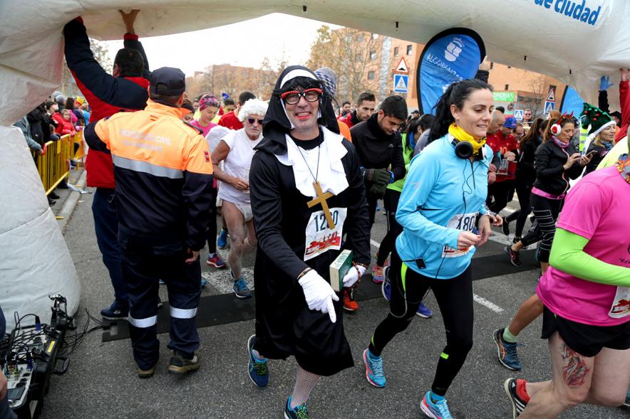 San Silvestre 2017 -  Imagen de corredores disfrazados a la salida de la carrera.