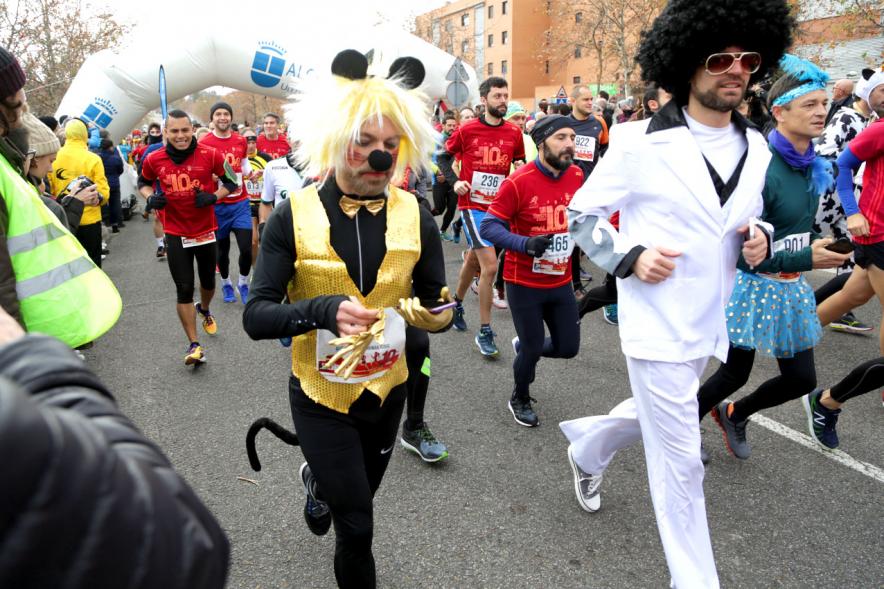 San Silvestre 2017 - Imagen de corredores disfrazados a la salida de la carrera.
