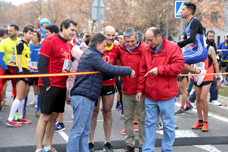 San Silvestre 2017 - Imagen del alcalde García de Vinuesa cortando la cinta de salida junto a otras personas.
