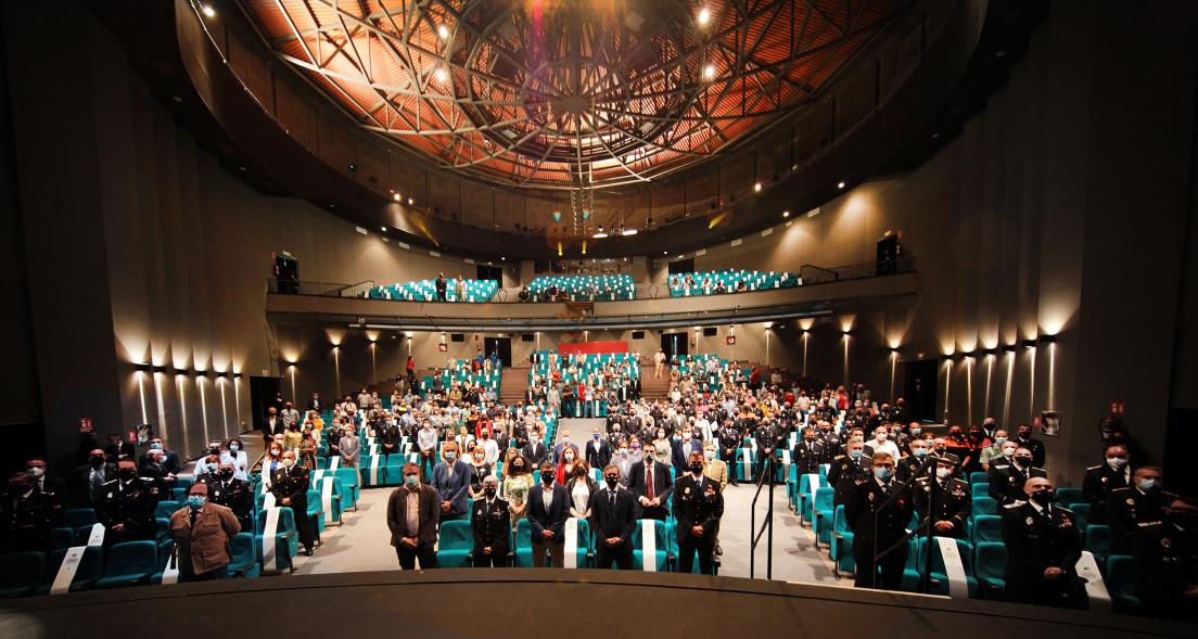 Entrega de Reconocimientos de la Policía Local por Festividad de San Juan 2021 -  Panorámica del auditorio, los asistentes y parte del artesonado del techo.