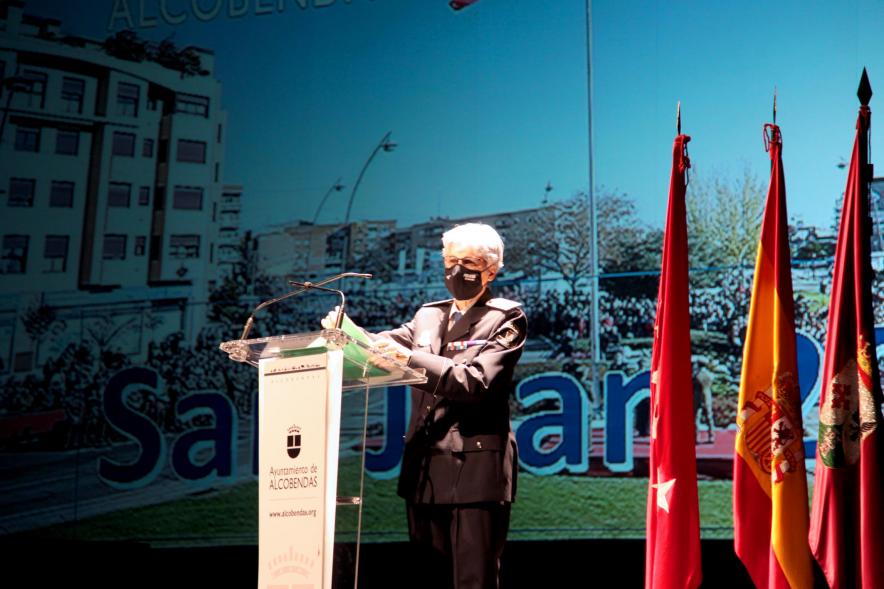 Festividad de San Juan de la Policía Local - Primer plano del discurso de  un mando de la policia.