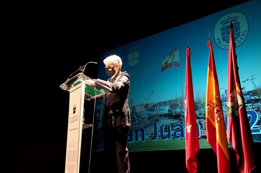 Entrega de Reconocimientos de la Policía Local por Festividad de San Juan 2021 - Primer plano  del discurso de un mando  de la policía.  