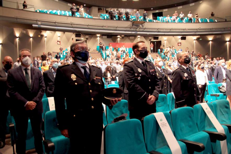 Entrega de Reconocimientos de la Policía Local por Festividad de San Juan 2021 -  Primer plano de varios mandos de la policía en posición de firme.