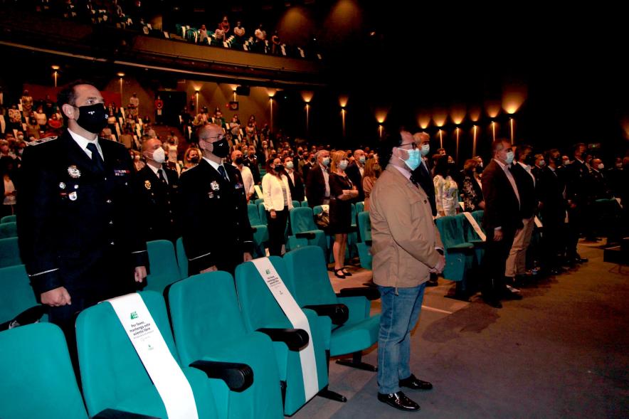 Entrega de Reconocimientos de la Policía Local por Festividad de San Juan 2021 -  Imagen de las primeras filas  con las autoridades municipales y de la policía.