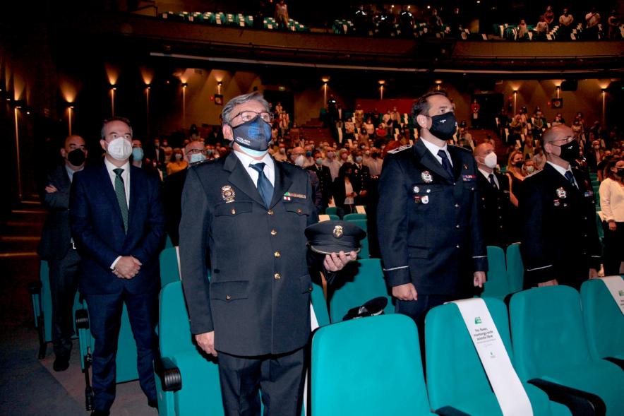 Entrega de Reconocimientos de la Policía Local por Festividad de San Juan 2021 -  Primer plano de varios mandos policiales en posición de firme.