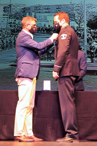 Entrega de Reconocimientos de la Policía Local por Festividad de San Juan 2021 - Imagen del alcalde Sánchez Acera condecorando a un policía.