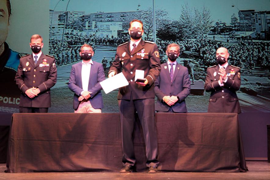 Entrega de Reconocimientos de la Policía Local por Festividad de San Juan 2021 - Primer plano de un policía local con su  mención de honor.
