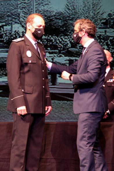 Entrega de Reconocimientos de la Policía Local por Festividad de San Juan 2021 -  Primer plano de un mando policial y el vicealcalde Retolaza.         