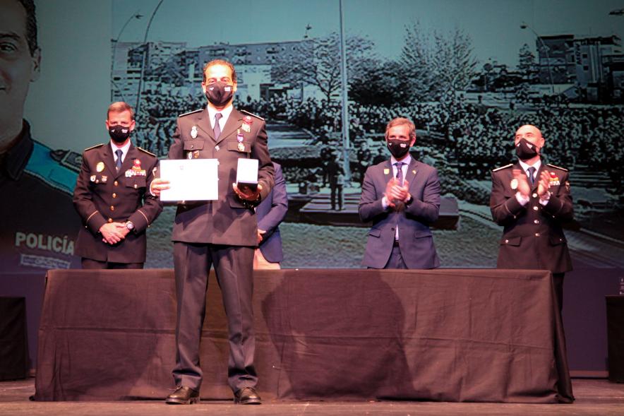   Entrega de Reconocimientos de la Policía Local por Festividad de San Juan 2021 - Primer plano de un policía condecorado junto  a las autoridades.
