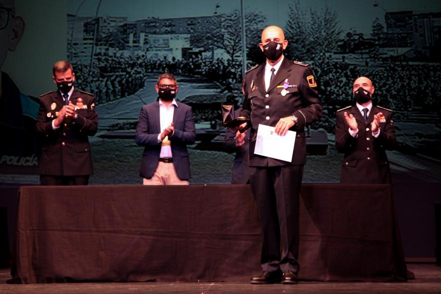 Entrega de Reconocimientos de la Policía Local por Festividad de San Juan 2021 - Primer plano de un policía condecorado junto  a las autoridades.