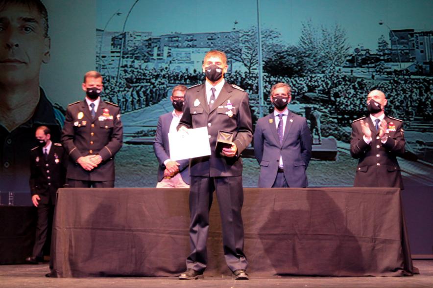 Entrega de Reconocimientos de la Policía Local por Festividad de San Juan 2021 - Primer plano de un policía condecorado junto  a las autoridades. 