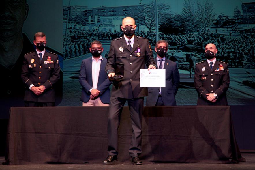   Entrega de Reconocimientos de la Policía Local por Festividad de San Juan 2021 -   Primer plano de un policía condecorado junto  a las autoridades.
