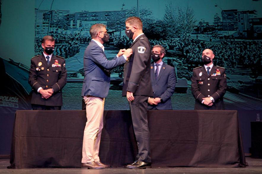 Entrega de Reconocimientos de la Policía Local por Festividad de San Juan 2021 -   Primer plano de un policía condecorado junto  a las autoridades.