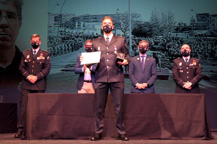 Entrega de Reconocimientos de la Policía Local por Festividad de San Juan 2021 -   Primer plano de un policía condecorado junto  a las autoridades.