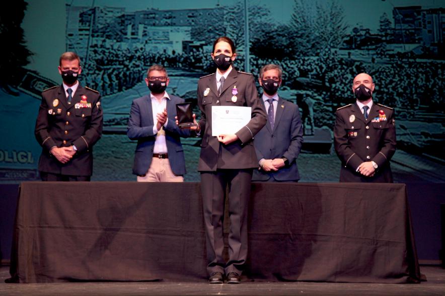 Entrega de Reconocimientos de la Policía Local por Festividad de San Juan 2021 -   Primer plano de una policía condecorada junto  a las autoridades.