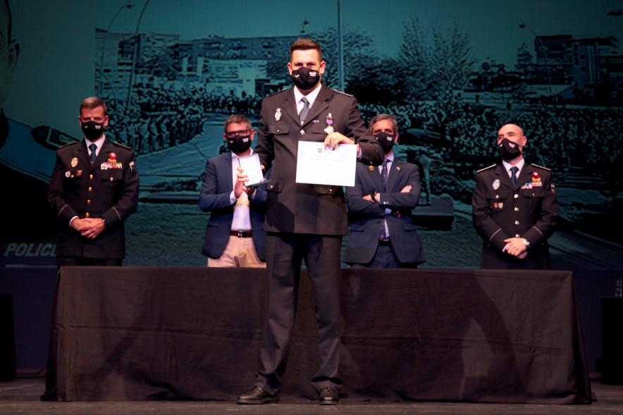 Entrega de Reconocimientos de la Policía Local por Festividad de San Juan 2021 -   Primer plano de un policía condecorado junto  a las autoridades.