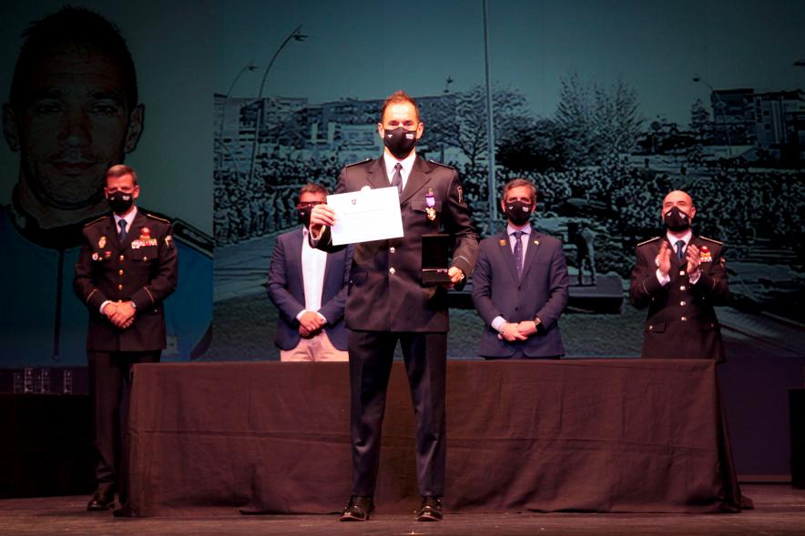 Entrega de Reconocimientos de la Policía Local por Festividad de San Juan 2021 -   Primer plano de un policía condecorado junto  a las autoridades.