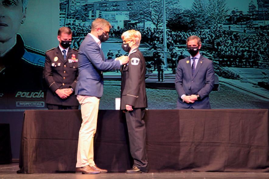 Entrega de Reconocimientos de la Policía Local por Festividad de San Juan 2021 - Imagen del alcalde Sánchez Acera condecorando a una policía.