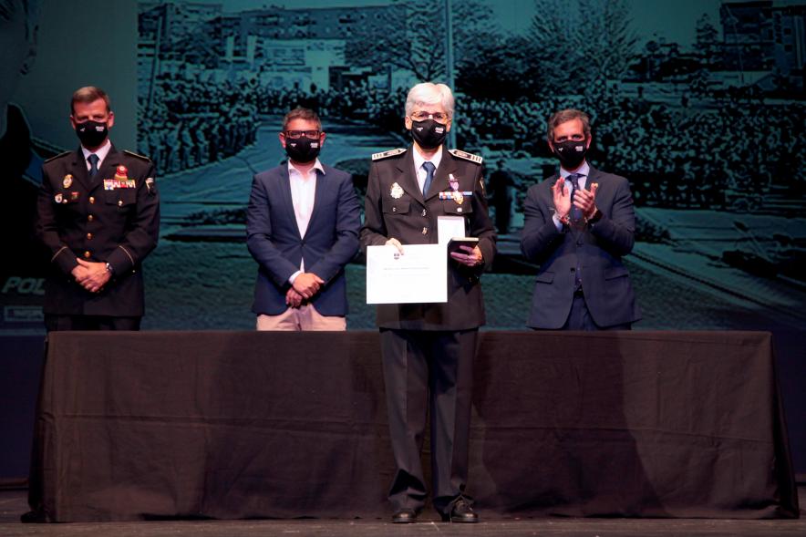 Entrega de Reconocimientos de la Policía Local por Festividad de San Juan 2021 -   Primer plano de un policía condecorado junto  a las autoridades.