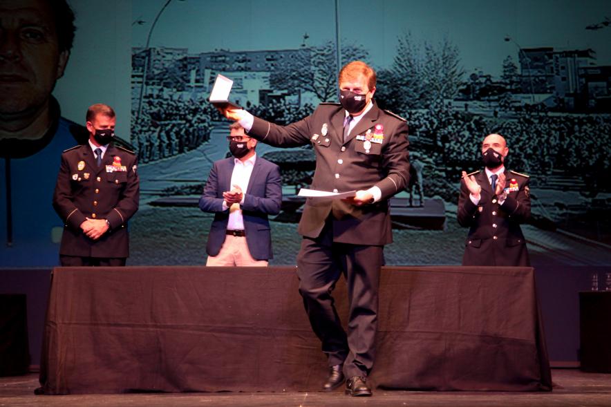 Entrega de Reconocimientos de la Policía Local por Festividad de San Juan 2021 -  Primer plano de un policía local con su  mención de honor.