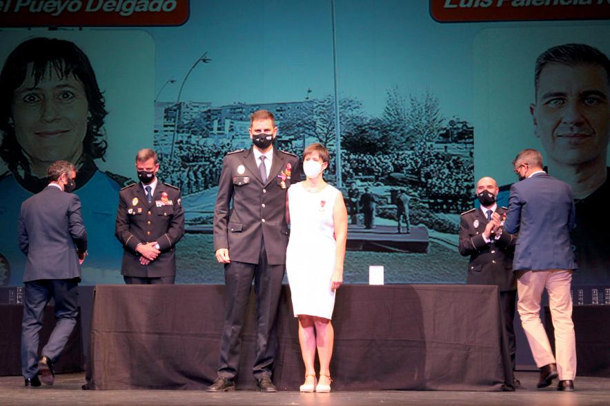 Entrega de Reconocimientos de la Policía Local por Festividad de San Juan 2021 - Primer plano de una pareja de la  policía local con su  mención de honor. 