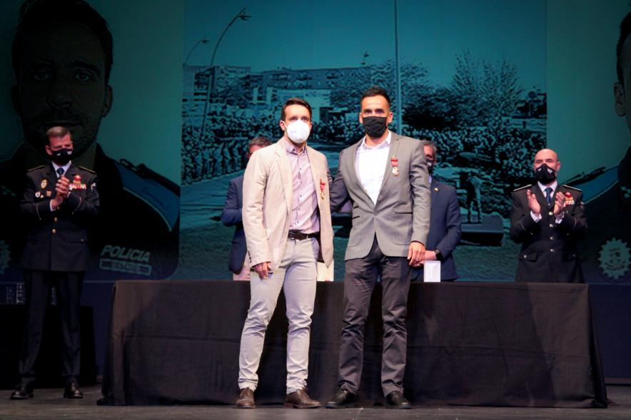 Entrega de Reconocimientos de la Policía Local por Festividad de San Juan 2021 -  Primer plano de una pareja de  policía condecorados, de paisano.