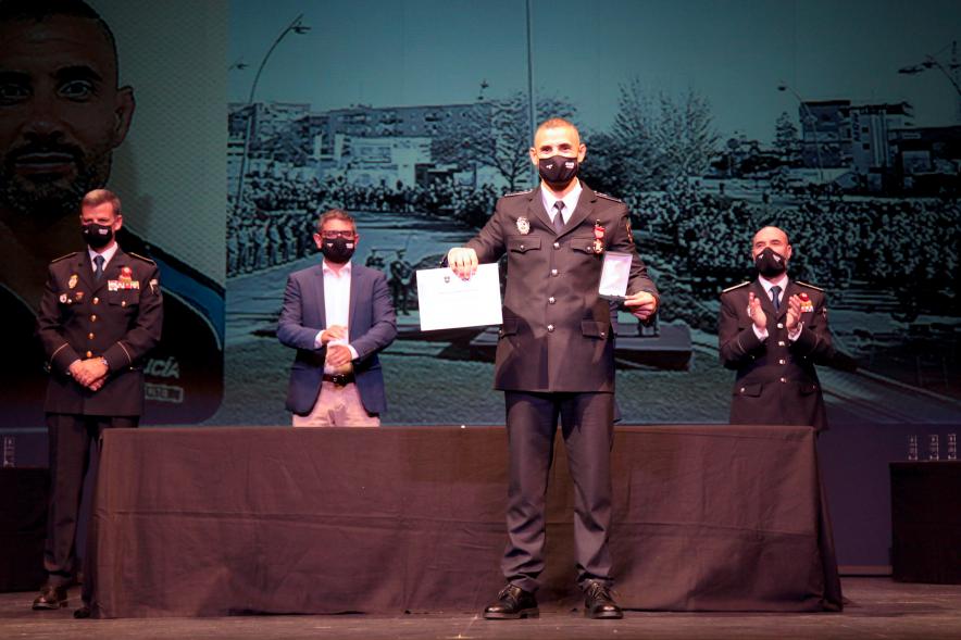 Entrega de Reconocimientos de la Policía Local por Festividad de San Juan 2021 -   Primer plano de un policía condecorado junto  a las autoridades.