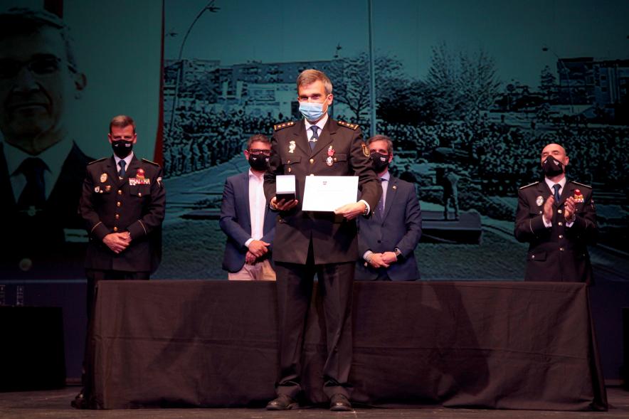 Entrega de Reconocimientos de la Policía Local por Festividad de San Juan 2021 -  Primer plano de un policía condecorado junto  a las autoridades.