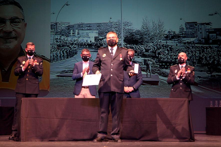 Entrega de Reconocimientos de la Policía Local por Festividad de San Juan 2021 - Primer plano de un policía condecorado junto  a las autoridades.