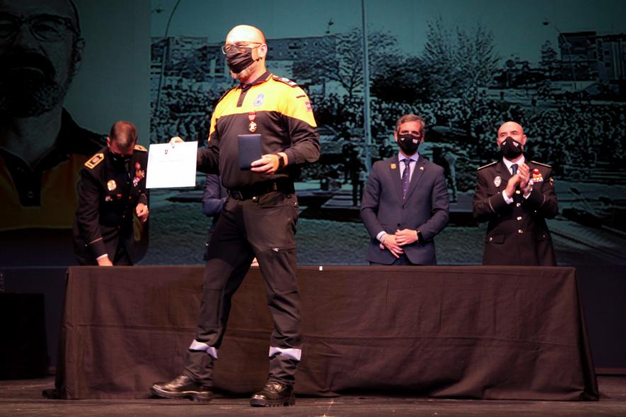Entrega de Reconocimientos de la Policía Local por Festividad de San Juan 2021 -   Primer plano de un miembro de Protección Civil condecorado junto  a las autoridades.