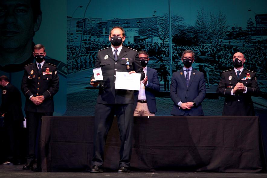 Entrega de Reconocimientos de la Policía Local por Festividad de San Juan 2021 -   Primer plano de un policía condecorado junto  a las autoridades.